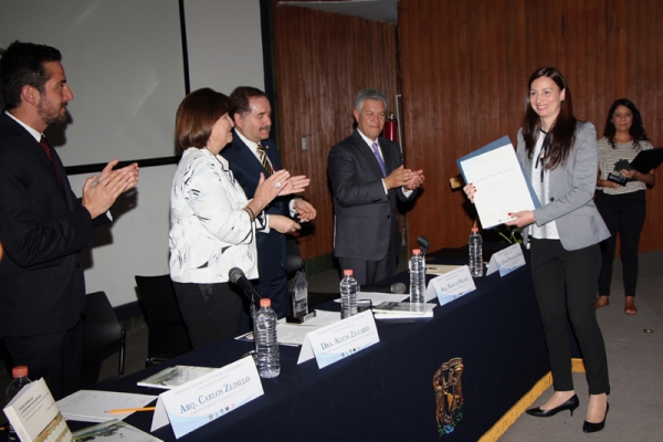 En el marco del Seminario Internacional “Vivienda y Habitabilidad. Una perspectiva regional”, se entregó el Premio de Tesis 2015 INFONAVIT-UNAM